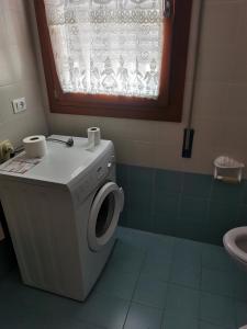bagno con lavatrice e finestra di Affittacamere Due Mori a Monselice Altre 37 foto