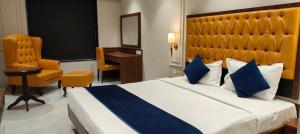 Postel nebo postele na pokoji v ubytování Magnus Nexstar Suites Kalyani Nagar