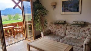 斯塔費爾湖畔穆爾瑙的住宿－Georgihof Ferienwohnungen，客厅配有沙发和桌子