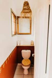 アルジェレス・シュル・メールにあるLe Racouのバスルーム(木製の椅子付きトイレ付)