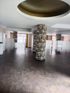 une grande chambre avec un pilier en pierre au milieu dans l'établissement Apartamentos El Velero, à Torremolinos