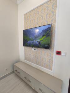 een flatscreen-tv aan een muur bij Luxury New Designer 3 BDRM Entire Home DHA Lahore Near Airport in Lahore
