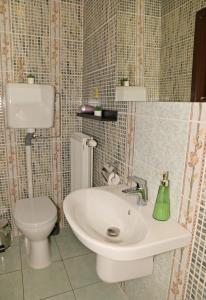 Koupelna v ubytování Makotel Apartmanház