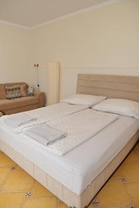Postel nebo postele na pokoji v ubytování Makotel Apartmanház