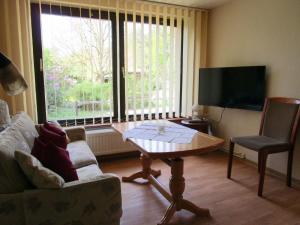 a living room with a coffee table and a tv at Ferienhaus in Neustadt-Glewe in Neustadt-Glewe