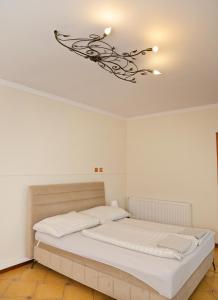 Postel nebo postele na pokoji v ubytování Makotel Apartmanház