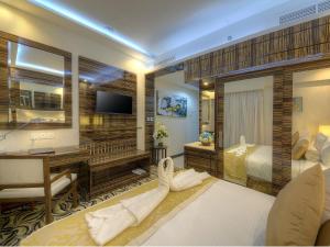 TV i/ili zabavni centar u objektu Orchid Vue Hotel