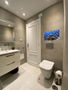 un baño con inodoro y lavabo en RS Apartamento, en Quarteira 39 fotos más