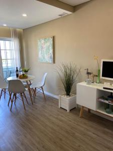 sala de estar con mesa y monitor de ordenador en RS Apartamento, en Quarteira