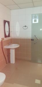 uma casa de banho com um lavatório, um chuveiro e um WC. em HOUSE IN AL AIN - 4 em Al Ain