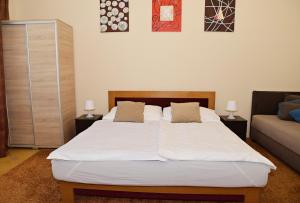 Postel nebo postele na pokoji v ubytování Makotel Apartmanház