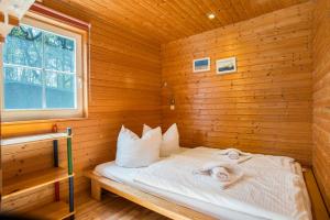 a room with a bed in a wooden cabin at Lillis Ferienhaus Nr 27 in Göhren