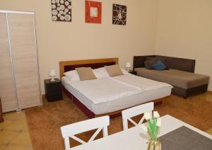 Postel nebo postele na pokoji v ubytování Makotel Apartmanház