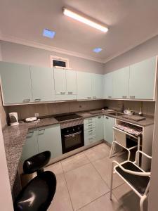 Kuchyň nebo kuchyňský kout v ubytování Danny's Seaside House