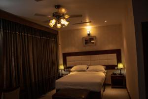 Ένα ή περισσότερα κρεβάτια σε δωμάτιο στο RATNA HOTEL +33 φωτογραφίες