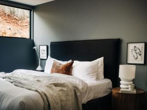 1 dormitorio con 1 cama grande y cabecero negro en Moody Luxury Home in the Wine Region, en Richmond