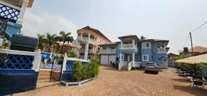 grupa domów na ceglanej ulicy w obiekcie Royal Island Breeze Resort SL w mieście Freetown