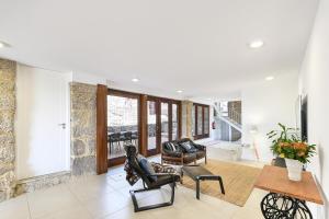 a living room with chairs and a table at Quinta Rolim do Bouro By Sé Apartamentos in Roucio