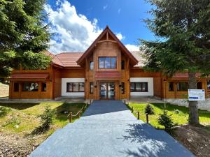 een huis met een pad ervoor bij Tiarra Mountain Lodge in Beliş
