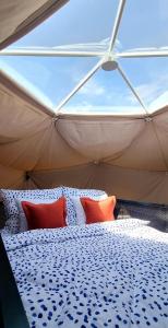 um quarto com uma cama numa tenda em Glamping Tajemniczy Ogród em Strzelin