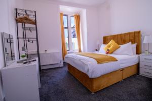 - une chambre avec un grand lit et un miroir dans l'établissement Luxurious Apartments on Oxford Street, à Londres