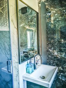 uma casa de banho com um lavatório e um espelho em Linowo 10 Country House em Linowo