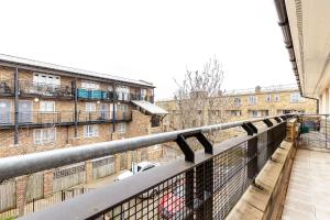 - Balcón con vistas a un edificio en Finsbury Park Retreat Modern Comfort, en Londres