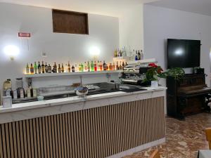 - une cuisine avec un bar et un comptoir dans l'établissement Hotel Conte, à Ischia