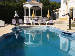 Bazén v ubytování Vivenda Carvoeiro Deluxe Luxury 7 Bedroom Villa Perfect for Larger Groups Table Tennis nebo v jeho okolí