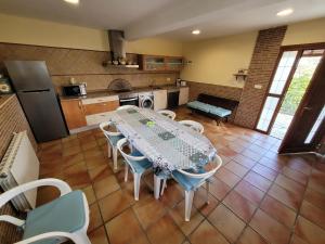 BofetánにあるEspectacular casa en Liañoのテーブルと椅子付きのキッチンのオーバーヘッドビュー