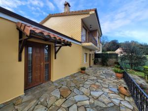 BofetánにあるEspectacular casa en Liañoの石造りの私道付黄色い家