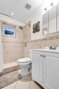 ein Bad mit einem WC und einem Waschbecken in der Unterkunft Authentic Two Bedroom Unit / Parking in Miami