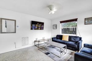 ein Wohnzimmer mit einem Sofa und einem Tisch in der Unterkunft Authentic Two Bedroom Unit / Parking in Miami