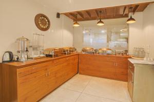 Η κουζίνα ή μικρή κουζίνα στο Hotel Green - Behind Parmarth Niketan +51 φωτογραφίες