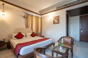 Una cama o camas en una habitación de Spree Hotel Agra - Walking Distance to Tajmahal