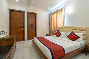 Tempat tidur dalam kamar di Spree Hotel Agra - Walking Distance to Tajmahal