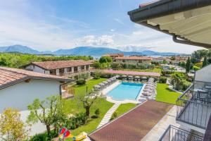 eine Luftansicht auf den Hinterhof eines Hauses mit Pool in der Unterkunft Residence Molino - Holiday Apartments in Manerba del Garda