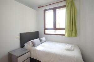 1 dormitorio con 2 camas y ventana en Entre Castillo y Catedral VuT 09587, en Burgos