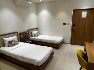 Postel nebo postele na pokoji v ubytování Siara Styles Amba Suites, Gandhinagar