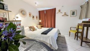 sypialnia z łóżkiem i biurkiem w pokoju w obiekcie A la ville comme à la campagne w mieście Sainte-Savine