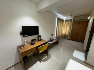Televiisor ja/või meelelahutuskeskus majutusasutuses Siara Styles Amba Suites, Gandhinagar