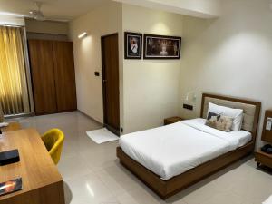 Voodi või voodid majutusasutuse Siara Styles Amba Suites, Gandhinagar toas