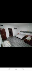 duży pokój z dwoma łóżkami w obiekcie Apartmani Zivkovic w mieście Ribarska Banja