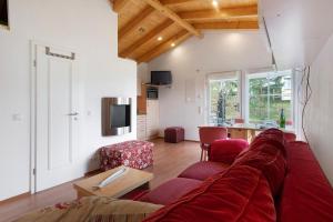 a living room with a red couch and a table at Göhrli Ferienhaus Nr 25 in Göhren