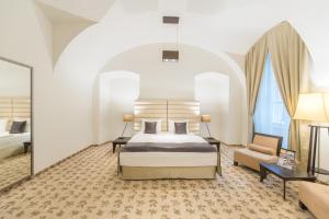 Postel nebo postele na pokoji v ubytování Buda Castle Hotel Budapest