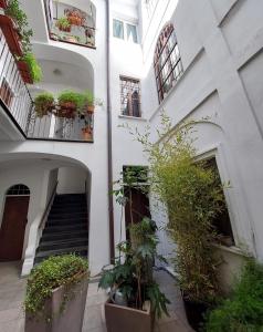 a building with stairs and potted plants in a courtyard at Monferrato Apartments - Ca Marì e Casa Elena in pieno centro storico in Moncalvo