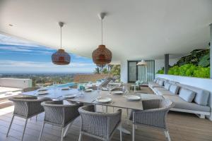 a dining room with a table and chairs at Remarkable 2021-Built Luxury Villa in El Herrojo in Benahavís