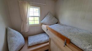 niewielka sypialnia z 2 łóżkami i oknem w obiekcie Abendrot w mieście Briedeler Heck