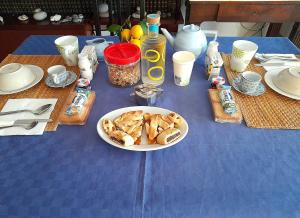un tavolo blu con un piatto di cibo sopra di Il Platano a Piano di Sorrento