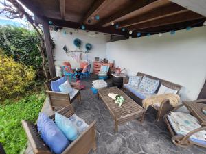 patio z kanapami, krzesłami i stołem w obiekcie Precioso bajo con piscina en Soto de la marina w mieście Soto de la Marina